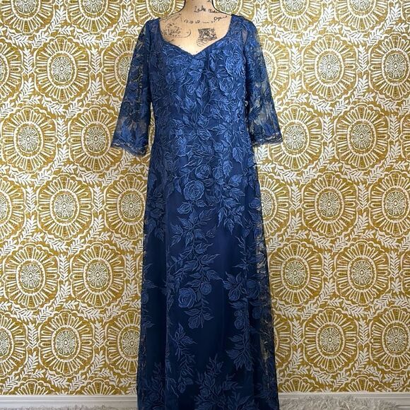 NWT La Femme 28053 Stunning Lace Floral Embroidered A-Line Gown in Navy size 12 - Picture 5 of 15